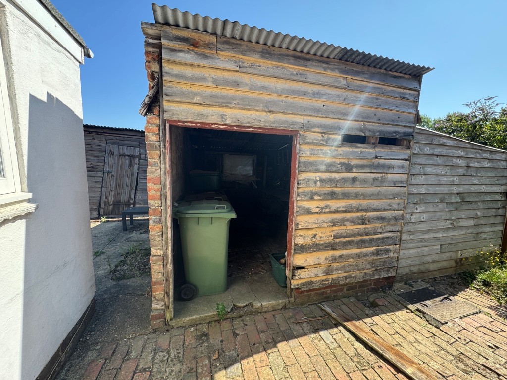Lot: 167 - TWO-BEDROOM PERIOD COTTAGE IN POPULAR LOCATION - Outbuilding